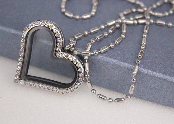 China Kristalldiamant-Liebes-Herz formte Medaillon-Halskette kundengebundene Größen-Mode-Art fournisseur