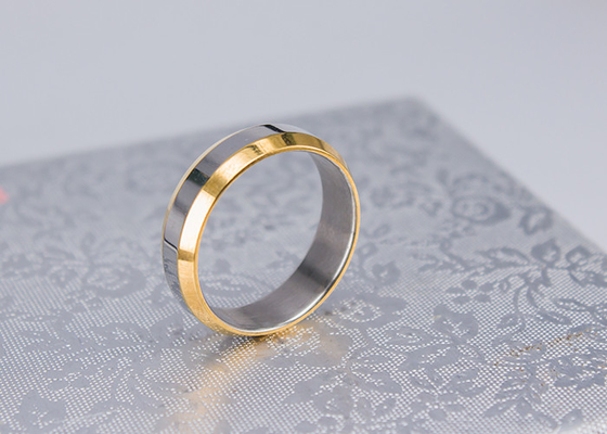 China Kühles einfaches Gold überzogene Finger-Ringe, die überzogenen Ringe der Edelstahl-Männer Gold fournisseur