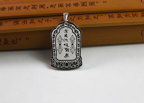 China Kundenspezifischer Edelstahl-buddhistische Symbol-Halskette mit antiker Schrift fournisseur