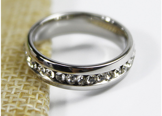 China Verpflichtung 5mm Zircon-Kristallschmuck-Edelstahl-Ring für Mädchen fournisseur